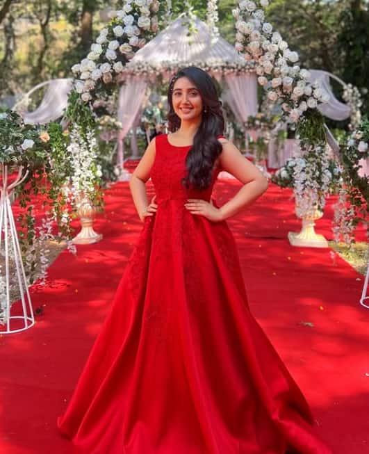 Ashnoor looks beautiful in a red color gown. Fans have also died on their beauty.