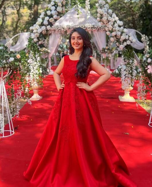 अशनूर रेड कलर के गाउन में बला की हसीन लग रही हैं. फैंस भी उनकी खूबसूरती पर मर मिटे हैं.