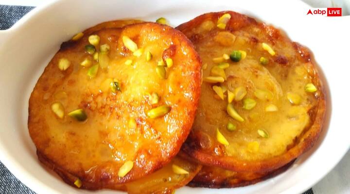 मालपुआ- हरतालिका तीज की पूजा में आप शिव-गौरी को मालपुए का भोग भी लगा सकते हैं. यह हरतालिका तीज के उत्सव का एक पारंपरिक भोग भी है. पूजा के बाद आप इसे प्रसाद के रूप में बांटे और पारण के बाद स्वयं भी खा सकते हैं.