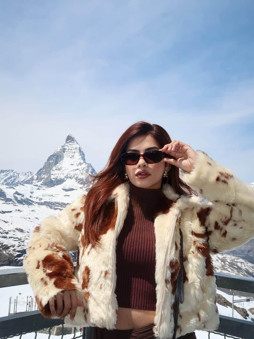 In this look, Nagma has set Winter Perfect Wibi. Fox fur jacket, open hair and dark sunglasses with brown high-like crop tops are making their look stylish.