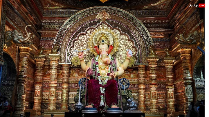 स साल मंडप को भगवान तिरुपति बालाजी की थीम पर सजाया गया है. मंडप का दृश्य किसी स्वर्ण महल जैसा प्रतीत होता है, जो विशेष रूप से डिजाइन किया गया है.