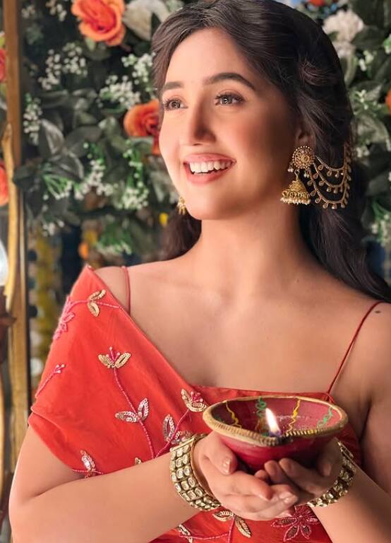 इस तस्वीर में अशनूर रेड कलर के इंडियन आउटफिट में नजर आ रही हैं. कानों में झुमके पहने हुए एक्ट्रेस काफी खूबसूत लग रही हैं.