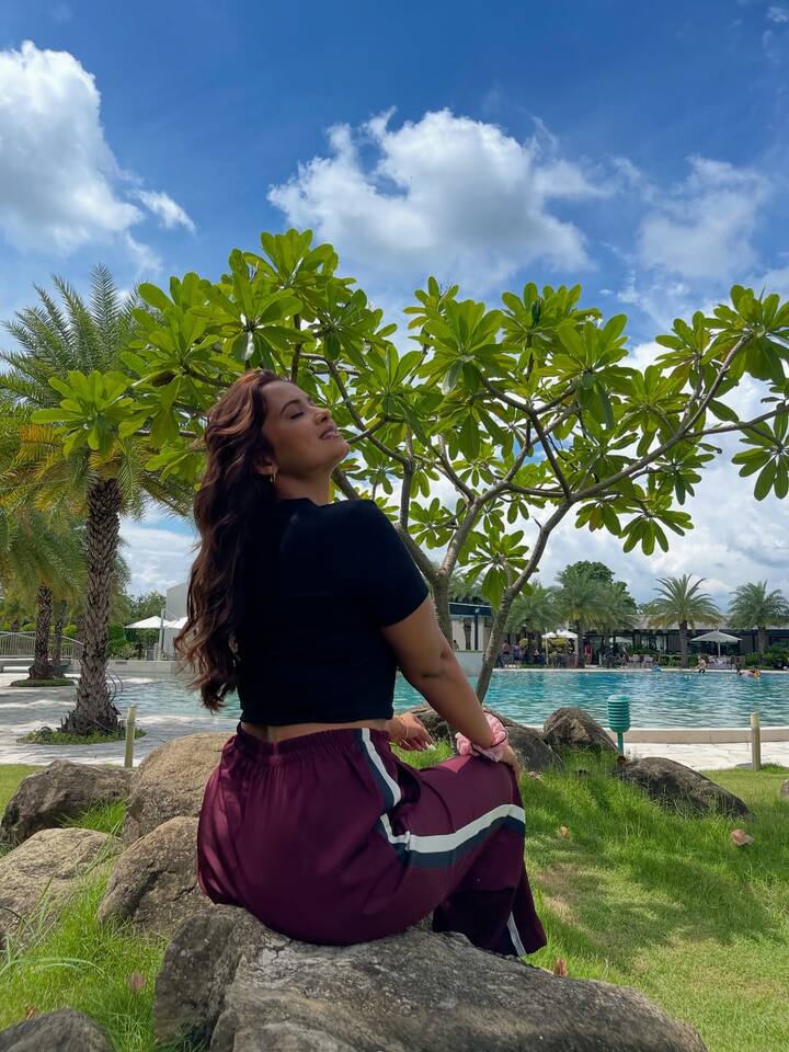 इस लुक में नीलम ने बेहद कैज़ुअल और कंफर्टेबल लुक रखा है. उन्होंने काले रंग का फिटेड क्रॉप टॉप और मैरून रंग की स्ट्राइप्स वाली पैंट पहनी है, जो उन्हें एक स्पोर्टी लुक दे रही है.