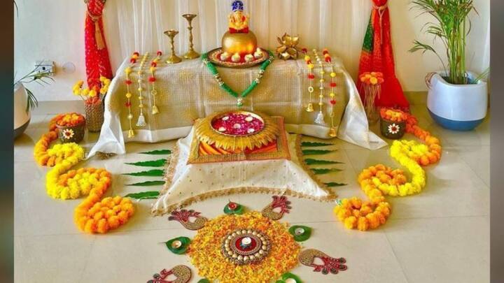 इनके अलावा घर के आंगन या मंदिर के सामने छोटी और आसान रंगोली अगर आपको चाहिए तो आप स्वास्तिक और बप्पा मोरिया लिखी हुई रंगोली भी बना सकते हैं जो एकदम परफेक्ट लुक देगी.