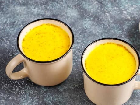 हल्दी वाला दूध: हल्दी एंटीबैक्टीरियल और एंटीपैरासिटिक गुणों से भरपूर है. रात में सोने से पहले बच्चों को हल्दी वाला दूध पिलाने से पेट के कीड़े खत्म हो जाते हैं और शरीर की रोग प्रतिरोधक क्षमता भी बढ़ती है.