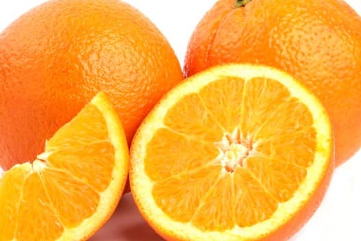 संतरा: संतरे में विटामिन C की भरपूर मात्रा होती है, जो फेफड़ों को संक्रमण से बचाती है. यह फल इम्यून सिस्टम को भी मजबूत बनाता है और खांसी-जुकाम की समस्या जल्दी दूर करता है. अगर आप बार-बार खांसी से परेशान रहते हैं, तो संतरे का सेवन ज़रूर करें.
