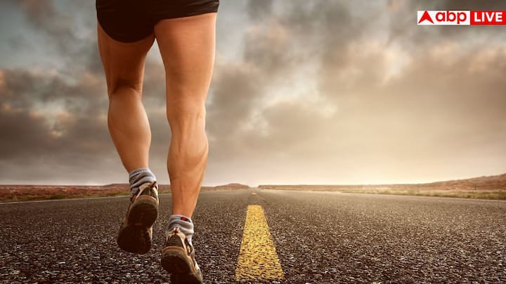 पैरों की एड़ियों को उठाना और नीचे रखना (calf raises) ग्लूकोज को मसल्स में जाने में मदद करता है. इससे ब्लड शुगर स्पाइक कम होता है.