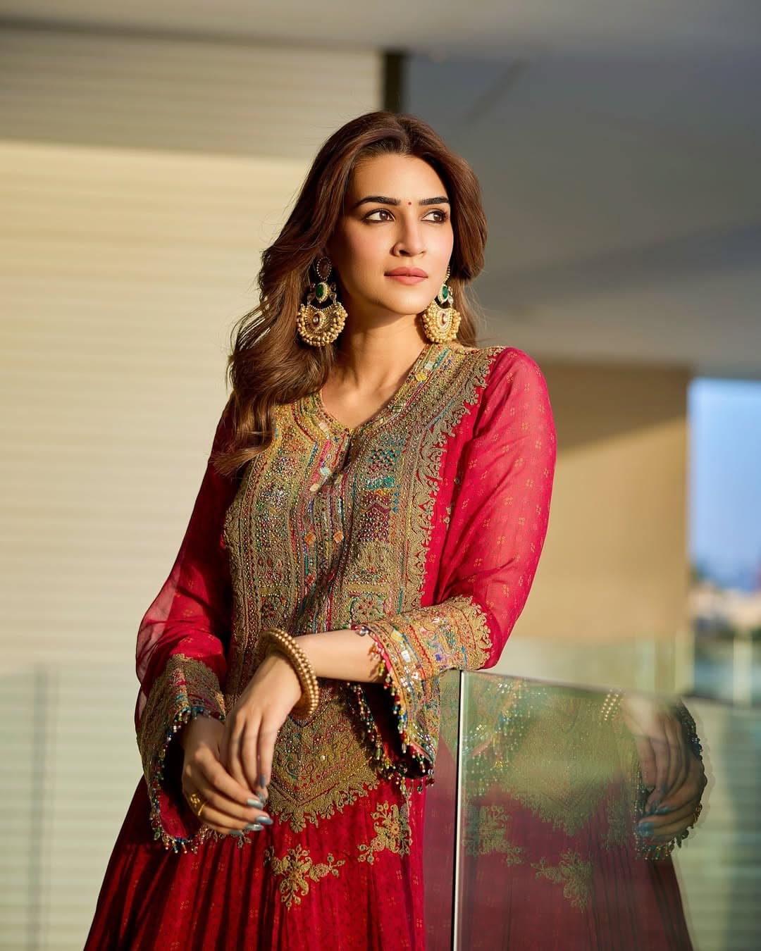 Kriti Sanon showed a great balance of traditional and trendy. He carried earrings with a heavy embroidery kurta and kept this look stylish on simple with satal makeup.