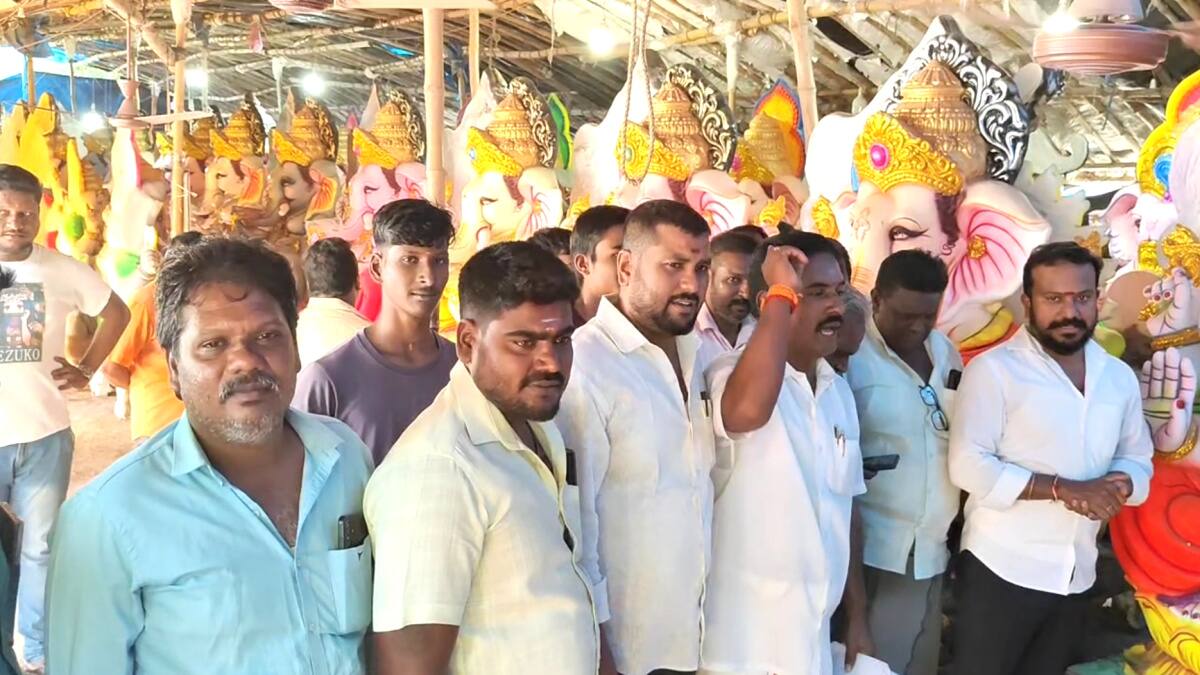 விநாயகர் சதுர்த்தி: பறிமுதல் செய்யப்பட்ட விநாயகர் சிலைகள், மயிலாடுதுறையில் பரபரப்பு....!