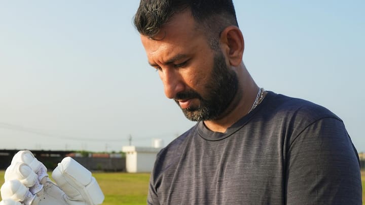 उन्होंने अपने संन्यास की घोषणा करते हुए कहा, “मैंने हमेशा क्रिकेट को अपना सब कुछ दिया है. भारतीय टेस्ट टीम का हिस्सा बनना मेरे लिए सम्मान की बात रही है. अब जब मैं पीछे मुड़कर देखता हूं तो मुझे कोई पछतावा नहीं है. बस संतोष है कि मैंने जो भी खेला, पूरे दिल से खेला.”