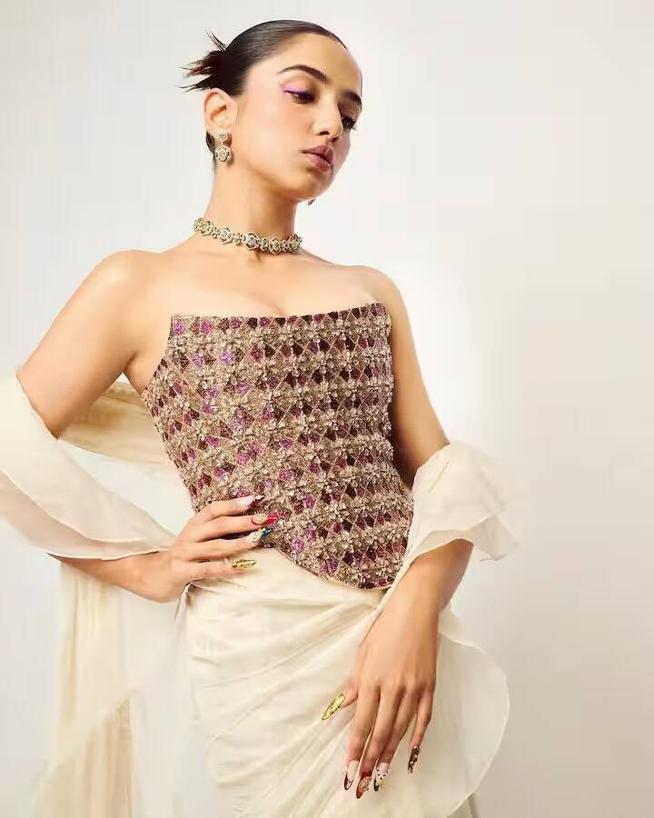 अहसास चन्ना खऱ्या आयुष्यात खूप ग्लॅमरस आणि स्टनिंग आहे. तिचे ग्लॅमरस फोटो नेहमीच चाहत्यांना भूरळ घालतात.