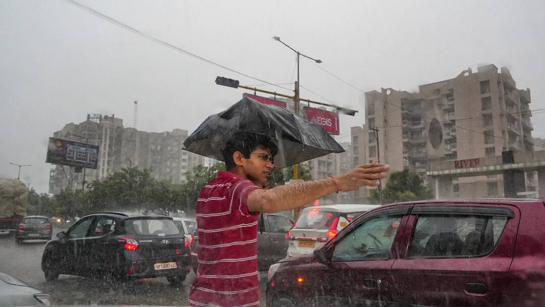 UP Weather Forecast Today 25 August IMD Predict Thunderstorm Heavy Rain in Many Districts Issued Alert UP Weather: यूपी में बारिश का दौर जारी, आज इन 30 जिलों में अलर्ट, जानें- मौसम का सबसे ताजा अपडेट