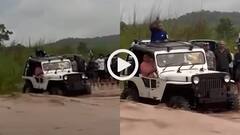 Video: एक दम मुर्ख हैं क्या? नदी में सैलाब के बीच उतार दी जीप, पलटकर बही, वीडियो वायरल