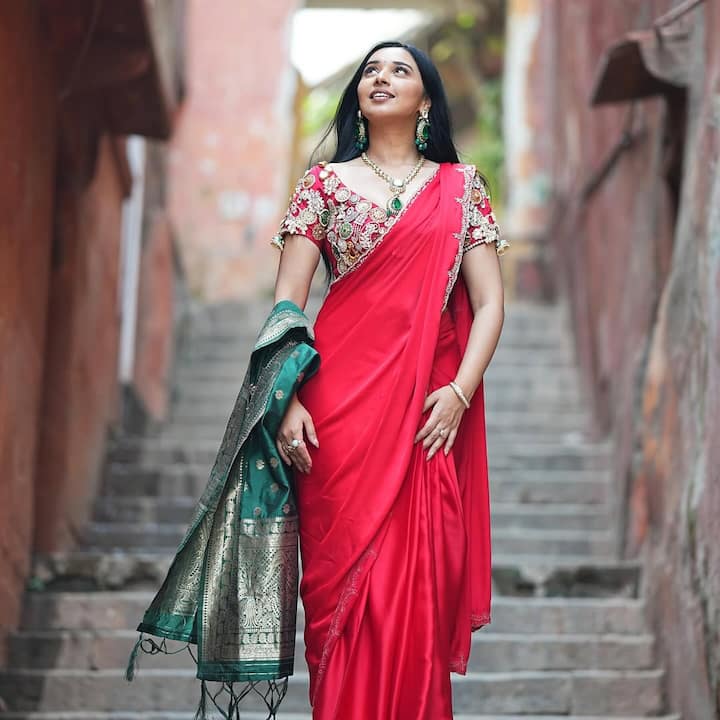 Tanya's glamorous traditional look in a red saree is the best choice for any festive event. Haivie work blouse, necklace and open hair made her look even more graceful.