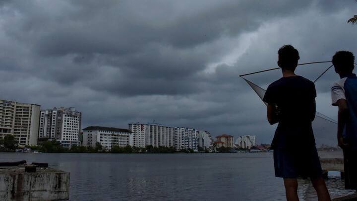 বুধবার থেকে ভারী বৃষ্টির সম্ভাবনা নেই দক্ষিণবঙ্গে। তবে বিক্ষিপ্তভাবে বজ্রবিদ্যুৎ সহ বৃষ্টি চলবে বৃহস্পতিবারেও।