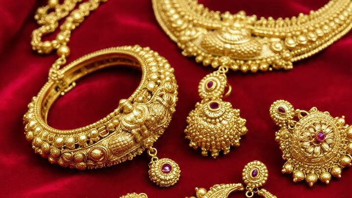 बंगळुरु, मुंबई,पुणे, कोलकाता, हैदराबाद, चेन्नई तील 22 कॅरेट सोन्याचा एका तोळ्याचा दर 93050 रुपये असून 24 कॅरेट सोन्याचा दर  101510 रुपये आहे.