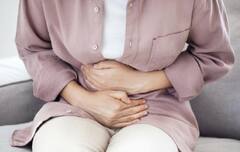 વરસાદી વાતાવરણમાં આ કારણે વધી જાય છે પેટમાં દુખાવો, જાણો