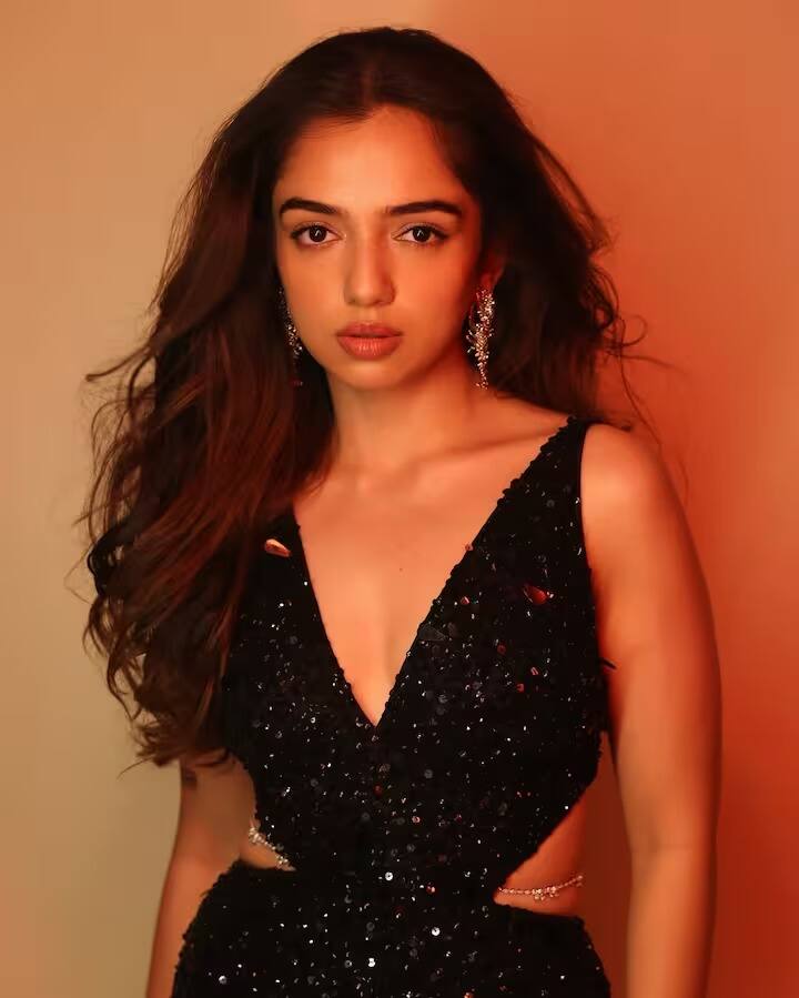 त्यावेळची चिमुकली, छोटुशी 'अहसास चन्ना' आता खूपच ग्लॅमरस आणि गोंडस दिसतेय. बरं तिनं आतापर्यंत अनेक सुपरहिट सिनेमे आणि वेब सीरिजमध्ये काम केलं आहे.