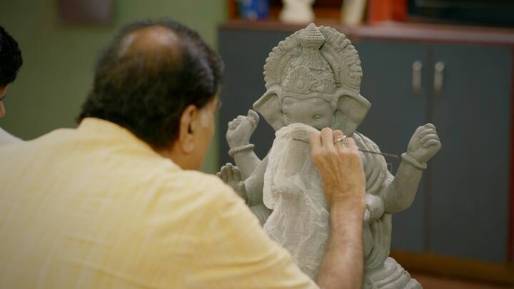 मुलांना आरत्या शिकवत असताना सोसायटीत इको-फ्रेंडली मूर्ती घ्यावी की पीओपी यावरून वाद होतो. त्यावेळी भैरवीला कळतं की, अशोकला स्वतः मूर्ती बनवण्याचा जुना छंद आहे.