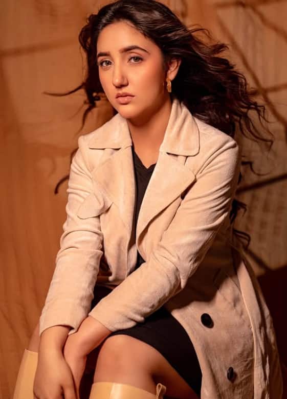 Ashnoor Kaur looks very cute in this picture. The actress has paired a full sleeves jacket of beige color with black outfit.