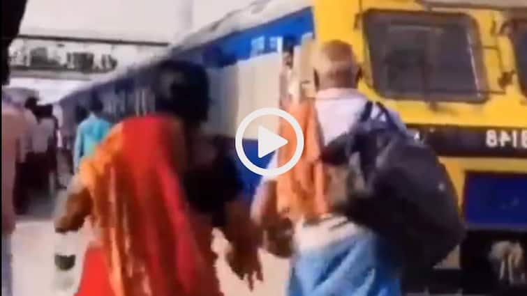 Video: इसे कहते हैं जॉब सेटिस्फेक्शन, बुजुर्ग कपल के लिए रोक दी ट्रेन, वीडियो देख ताली बजाएंगे