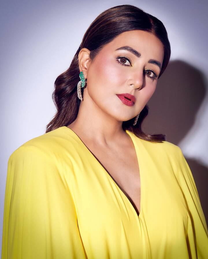 Actress Hina Khan is also fighting a war with cancer. Hina has got breast cancer. She is fighting this war and is in recovery phase.