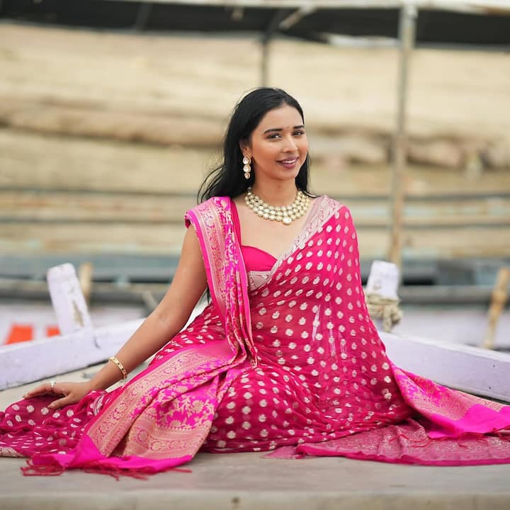 In this picture, Tanya Pink is seen in a saree, she looks beautiful in a heavy work saree, she has also carried a scarf, which is making her look trendy and glamorous.