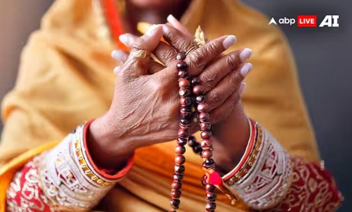 ਬਜ਼ੁਰਗ ਔਰਤਾਂ- ਹਰਤਾਲਿਕਾ ਤੀਜ ਜਾਂ ਕਿਸੇ ਵੀ ਵਰਤ ਦਾ ਫਲ ਉਦੋਂ ਹੀ ਵਧੀਆ ਮਿਲਦਾ ਹੈ, ਜਦੋਂ ਤੁਸੀਂ ਆਪਣੀ ਸਰੀਰਕ ਤਾਕਤ ਜਾਂ ਸਿਹਤ ਨੂੰ ਧਿਆਨ ਵਿੱਚ ਰੱਖਦਿਆਂ ਹੋਇਆਂ ਇਸਨੂੰ ਰੱਖਦੇ ਹੋ। ਇਸ ਲਈ, ਬਜ਼ੁਰਗ ਔਰਤਾਂ ਨੂੰ ਹਰਤਾਲਿਕਾ ਤੀਜ ਦਾ ਔਖਾ ਵਰਤ ਨਹੀਂ ਰੱਖਣਾ ਚਾਹੀਦਾ। ਜੇਕਰ ਤੁਸੀਂ ਚਾਹੋ ਤਾਂ ਇਸ ਦਿਨ ਫਲਾਂ ਦਾ ਵਰਤ ਰੱਖ ਸਕਦੇ ਹੋ ਅਤੇ ਸ਼ਰਧਾ ਨਾਲ ਪੂਜਾ ਕਰ ਸਕਦੇ ਹੋ।