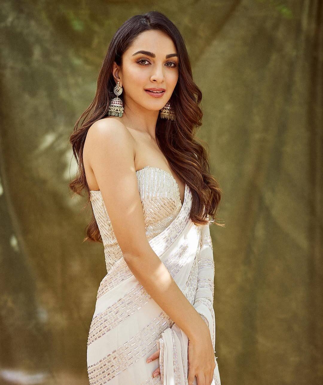 Kiara Advani presents the perfect combination of simplicity and elegance in the desi look. With white saree, simple jewelery and open hairstyle, she has given absolute fresh inspiration for this festive season.