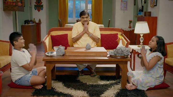 Ashok Mama Colours Marathi Serial Track : कलर्स मराठीवरील अशोक मा.मा. मालिकेत गरज पडली तेव्हा कुटुंबासाठी खंबीरपणे उभे राहणारे अशोक आता मानसिकरीत्या खचलेले आहेत आणि त्यांना सावरायचा प्रयत्न भैरवी करतेय. पण घरातील वातावरण अजूनही तणावग्रस्त आहे.