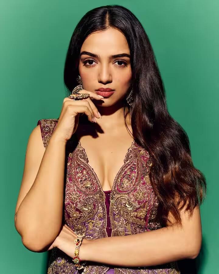 अहसास चन्ना सोशल मीडियावर खूप सक्रिय आहे आणि तिचे ग्लॅमरस फोटो शेअर करत असते.