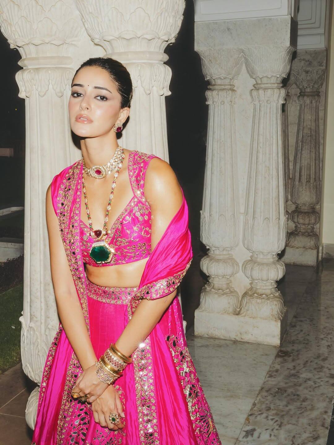 This lehenga look of Ananya Pandey is the best inspiration for the festive season. He made it even more elegant with a dupatta and simple jewelery. At the same time, nude makeup gave her look trendy and glamorous touch.