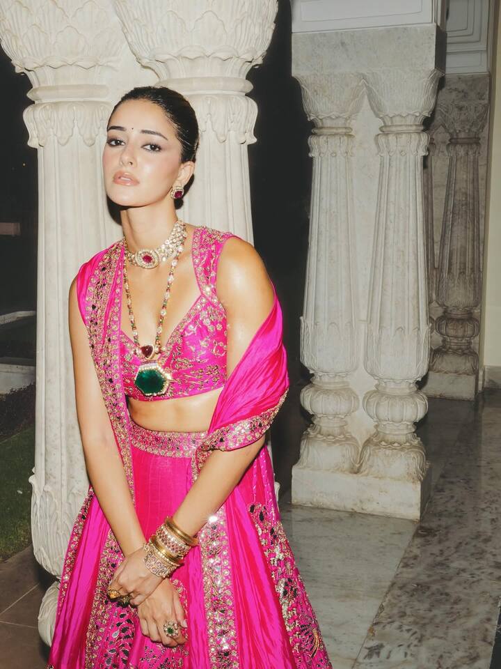This lehenga look of Ananya Pandey is the best inspiration for the festive season. He made it even more elegant with a dupatta and simple jewelery. At the same time, nude makeup gave her look trendy and glamorous touch.