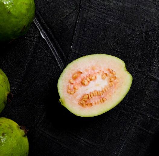 ਅਮਰੂਦ ਵਿੱਚ ਪੋਟਾਸ਼ੀਅਮ ਵੱਧ ਹੁੰਦਾ ਹੈ ਜੋ ਦਿਲ ਤੇ ਮਾਸਪੇਸ਼ੀਆਂ ਲਈ ਚੰਗਾ ਹੈ। ਪਰ ਜਿਨ੍ਹਾਂ ਨੂੰ ਗੁਰਦੇ ਦੀ ਬਿਮਾਰੀ ਹੈ, ਉਨ੍ਹਾਂ ਲਈ ਇਹ ਨੁਕਸਾਨਦੇਹ ਹੋ ਸਕਦਾ ਹੈ ਕਿਉਂਕਿ ਗੁਰਦੇ ਪੋਟਾਸ਼ੀਅਮ ਨੂੰ ਠੀਕ ਤਰੀਕੇ ਨਾਲ ਨਹੀਂ ਕੱਢ ਪਾਂਦੇ। ਇਸ ਕਰਕੇ ਅਜਿਹੇ ਲੋਕਾਂ ਨੂੰ ਅਮਰੂਦ ਜਾਂ ਹੋਰ ਪੋਟਾਸ਼ੀਅਮ ਵਾਲੇ ਫਲ ਖਾਣ ਤੋਂ ਪਹਿਲਾਂ ਡਾਕਟਰ ਦੀ ਸਲਾਹ ਲੈਣੀ ਚਾਹੀਦੀ ਹੈ।