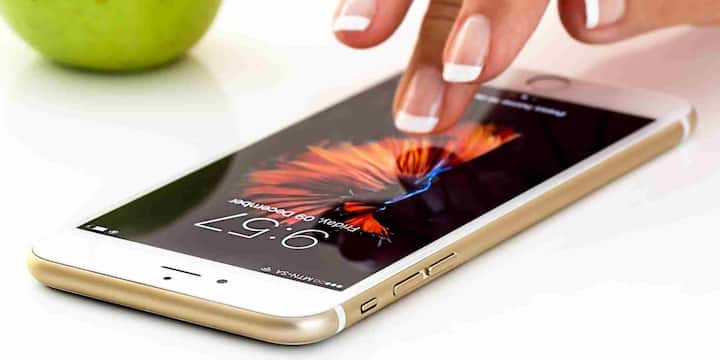 रिपोर्ट्स के मुताबिक, कुछ बजट और मिड-रेंज स्मार्टफोन्स पर दुकानदारों को 10 से 15 प्रतिशत तक का मार्जिन मिल सकता है जबकि प्रीमियम ब्रांड्स के फोन पर यह मार्जिन मुश्किल से 3 से 5 प्रतिशत तक ही रहता है. यानी एक तरफ दुकानदार अगर एक आईफोन बेचकर कुछ सौ रुपये कमाता है तो दूसरी तरफ ओप्पो या वीवो का फोन बेचने पर हजारों रुपये तक कमा सकता है. हालांकि, कई रिटेलर्स को सैमसंग के फोन्स पर करीब 14 से 15 फीसदी तक का मार्जिन मिलता है.