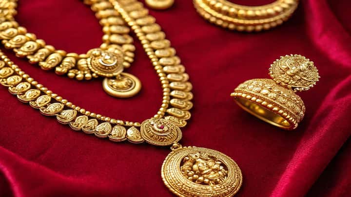 आठवड्याच्या पहिल्याच दिवशी सोन्याचे दर 57 रुपयांनी घसरले आहेत.