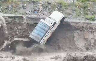 ਮਨਾਲੀ ਵਿੱਚ ਹੜ੍ਹਾਂ ਨੇ ਤਬਾਹੀ ਮਚਾਈ, ਬਿਆਸ ਨਦੀ ਵਿੱਚ ਉਛਾਲ, ਦੁਕਾਨ ਤੇ ਇਮਾਰਤਾਂ ਡਿੱਗੀਆਂ, ਲੇਹ ਹਾਈਵੇਅ ਟੁੱਟਿਆ, ਹੋ ਰਿਹਾ ਭਾਰੀ ਨੁਕਸਾਨ