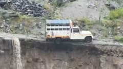 Watch: मनाली में बाढ़ ने बरपाया कहर, ब्यास नदी उफान पर, दुकानें-इमारतें ढहीं, लेह हाईवे टूटा