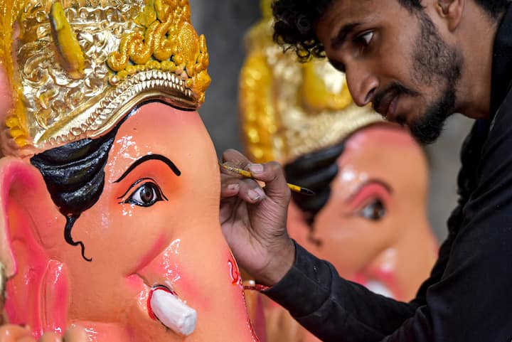 हर साल मोबाइल फोन और कीमती सामान की चोरी के मामले बढ़ जाते हैं. इस बार पुलिस ने इन अपराधों को रोकने के लिए विशेष रणनीति बनाई है.