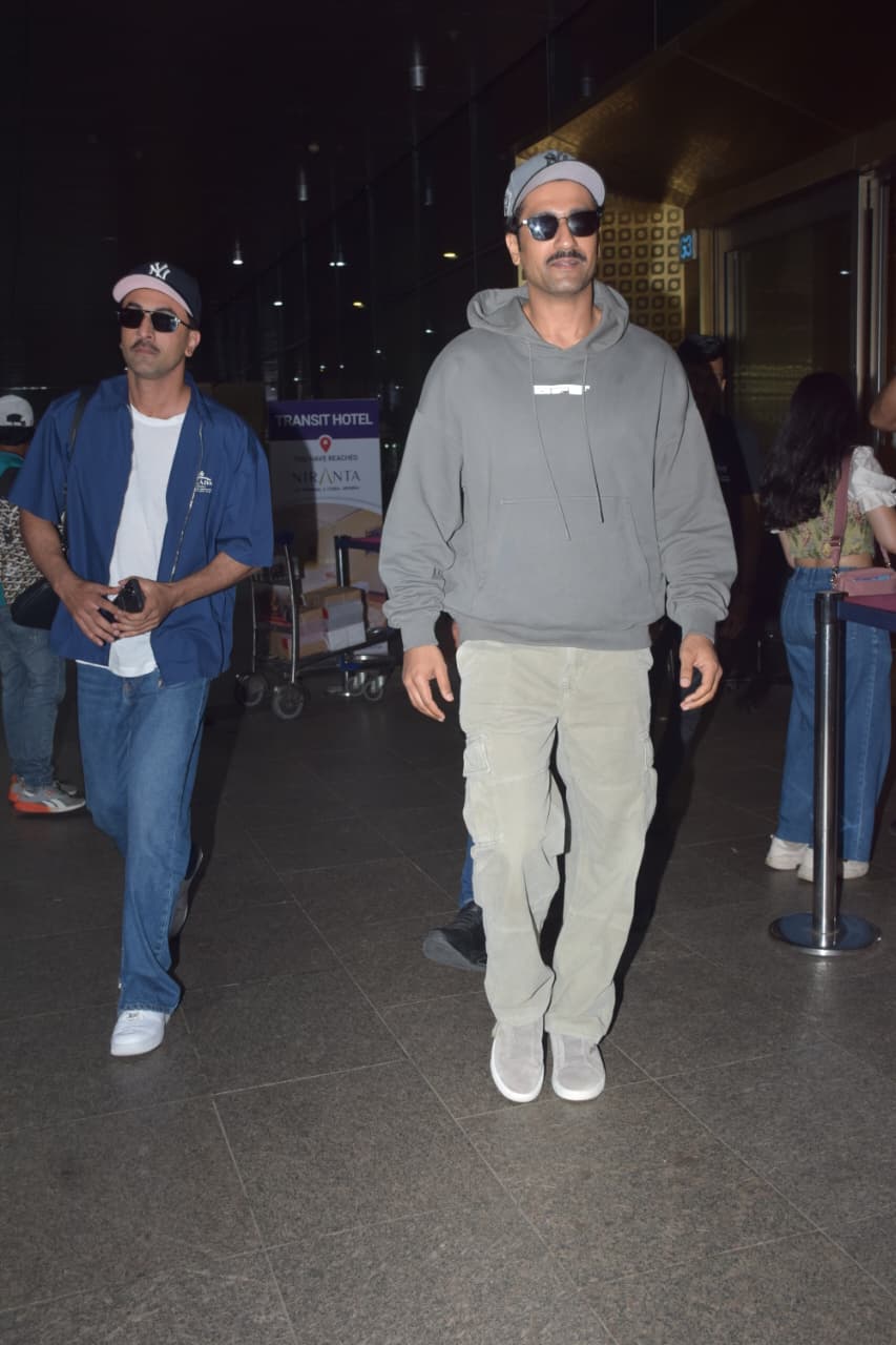 Talking about the look of Vicky Kaushal, he was capated with gray color Hoodi and matching trousers and he also wore black sunglasses.