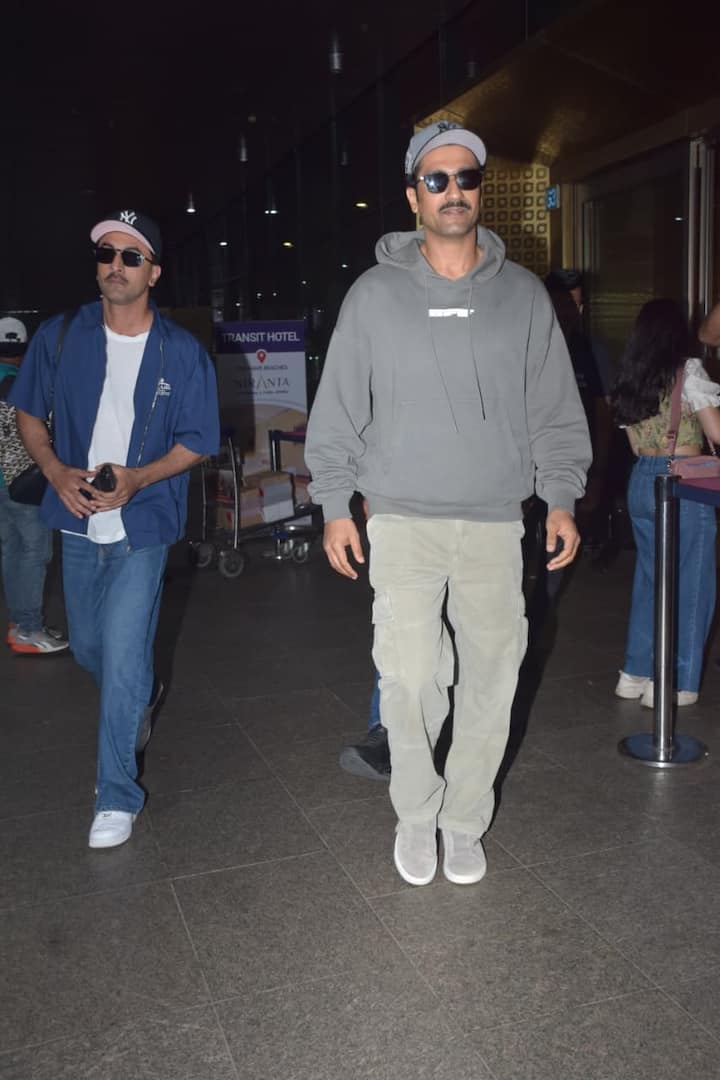 Talking about the look of Vicky Kaushal, he was capated with gray color Hoodi and matching trousers and he also wore black sunglasses.