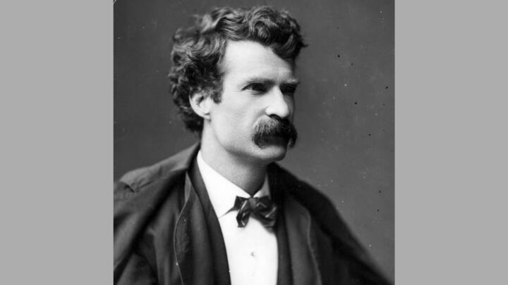 ইংরেজি সাহিত্য নিয়ে চর্চা করেন যাঁরা, মার্ক টোয়েনের সম্পর্ক তাঁরা সকলেই অবহিত। আসল নাম স্যামুয়েল ল্যাংহর্ন ক্লেমেন্স হলেও, ছদ্মনাম মার্ক টোয়েন হিসেবেই পরিচিত এবং জনপ্রিয় তিনি। তাঁকে আমেরিকার সাহিত্যের জনকও বলা হয়। আর এই মার্ক টোয়েন এবং হ্যালির ধূমকেতুর মধ্যে অদ্ভুত মহাজাগতিক সংযোগ খুঁজে পাওয়া যায়।