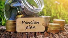 NPS या UPS... किस पेंशन स्कीम को चुनना सरकारी कर्मचारियों के लिए फायदेमंद? जानें काम की बात