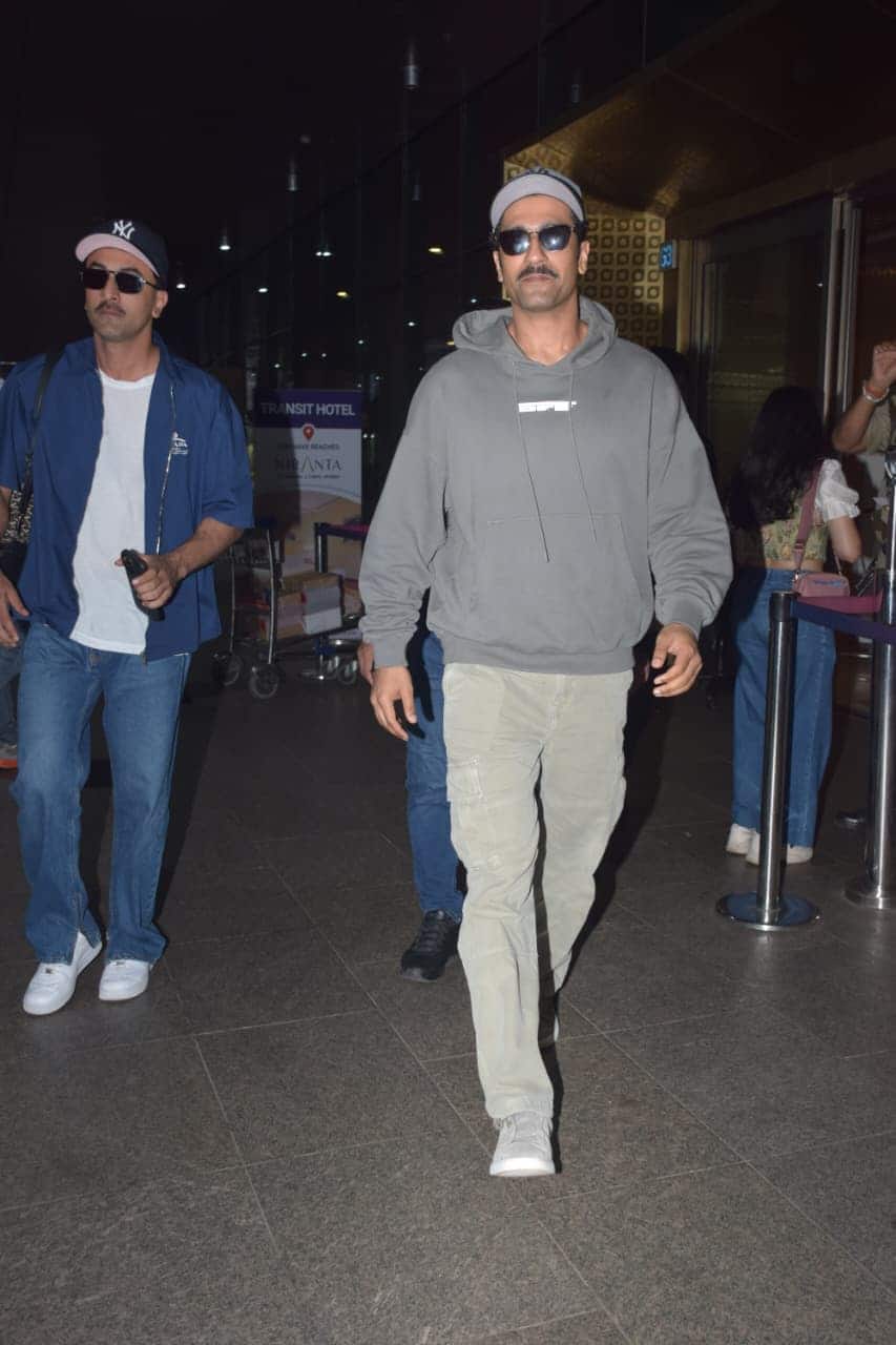At the same time, Ranbir Kapoor looked quite handsome in blue denim commodities and jackets with a white t -shirt.