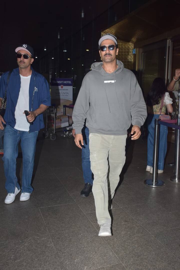 At the same time, Ranbir Kapoor looked quite handsome in blue denim commodities and jackets with a white t -shirt.