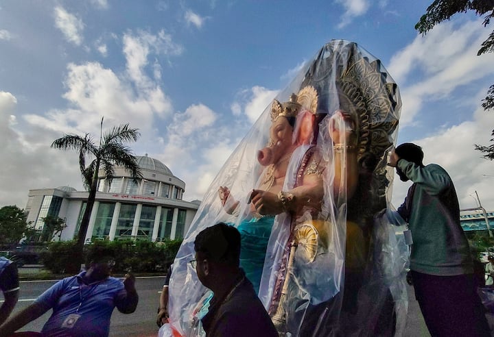 गणेशोत्सव के दौरान प्रसिद्ध मंडलों पर भारी भीड़ उमड़ती है. इसी मौके पर चोरी और जेबकटी करने वाले गिरोह सक्रिय हो जाते हैं.