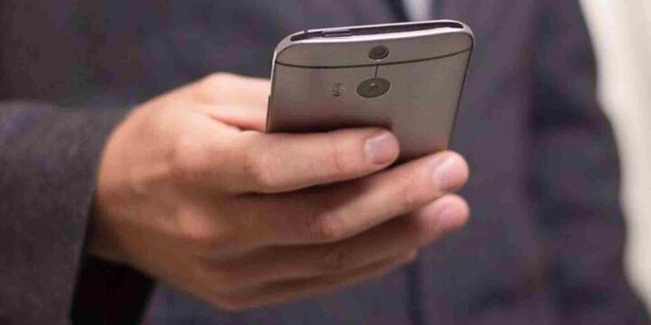 स्मार्टफोन हैक होने से बचना है तो सिर्फ भरोसेमंद ऐप स्टोर जैसे Google Play Store या Apple App Store से ही ऐप डाउनलोड करें. हर ऐप को इंस्टॉल करने से पहले उसके परमिशन ध्यान से पढ़ें. फोन और ऐप्स को समय-समय पर अपडेट करते रहें. अपने डिवाइस को मजबूत पासकोड या बायोमेट्रिक लॉक से सुरक्षित रखें. पब्लिक वाई-फाई इस्तेमाल करते समय VPN का उपयोग करें.