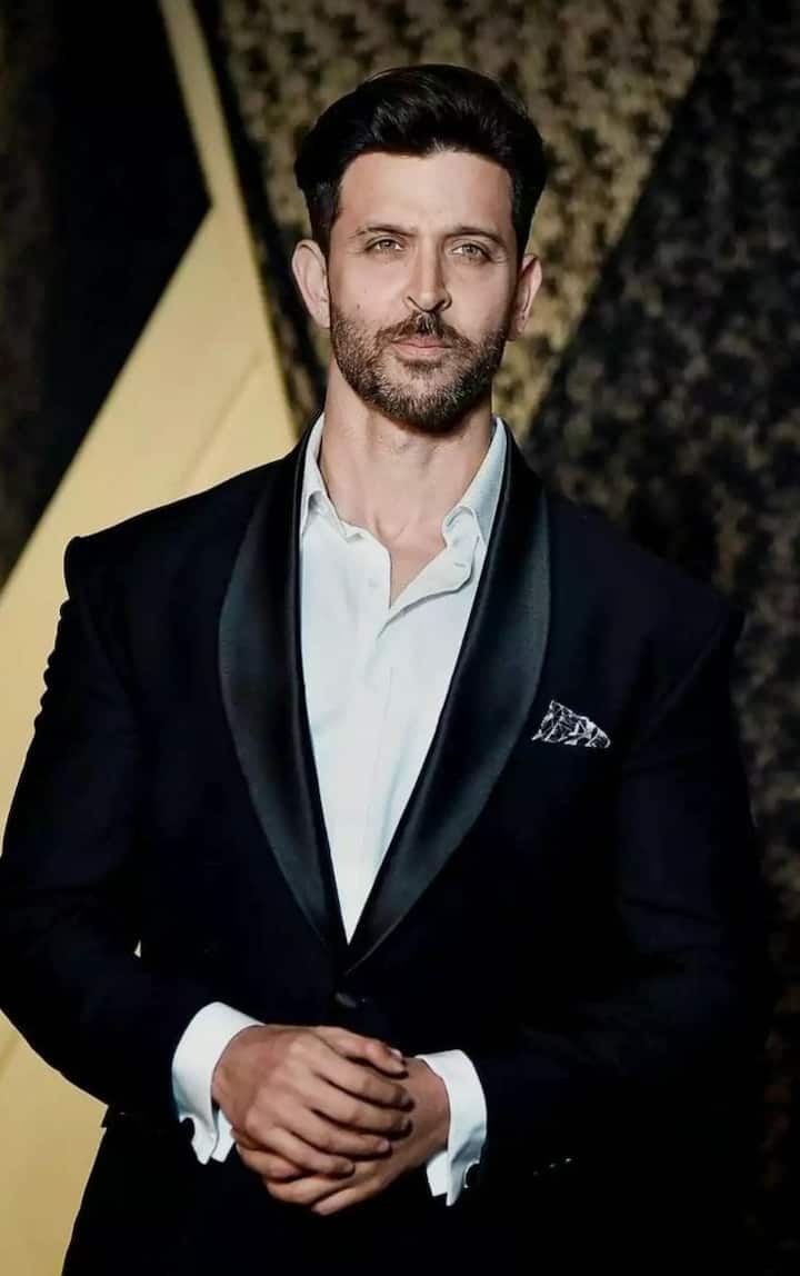 हाल ही में अभिनेता ने वॉर 2 में कमाल की फिटनेस से एक बार फिर लोगों का दिल जीत लिया है. अभिनेता के पर्सनल शेफ ने बताया कि ऋतिक रोशन लंबी फास्टिंग ना कर हर 2-3 घंटे में कुछ न कुछ खाते हैं. हालांकि इसके साथ ही वो अपनी फिटनेस को बरकरार रखने के लिए कुछ खास बातों का ध्यान देते हैं. अपनी डाइट का पूरा ध्यान रखते हुए वो प्रॉपर वर्कआउट रुटीन और हेल्थी लाइफस्टाइल भी फॉलो करते हैं.