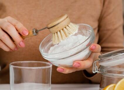 बेकिंग सोडा का जादू: अगर दाल बहुत सख्त है, तो उसमें एक चुटकी बेकिंग सोडा डाल दें. यह दाल को झटपट नरम कर देता है.