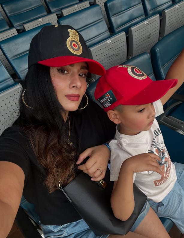 मयंती लैंगर काफी लंबे समय से स्पोर्ट्स एंकरिंग कर रही हैं. वो खूबसूरती के मामले में किसी एक्ट्रेस से कम नहीं हैं. उन्होंने 2011 क्रिकेट वर्ल्ड कप के बाद दुनियाभर में लोकप्रियता हासिल की.